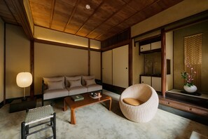 Luksusrom, 1 kingsize-seng (with Outdoor Bath) | Oppholdsområde | En 19-tommers smart-TV med digitale kanaler samt TV