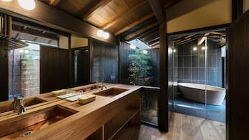 奢華客房, 1 張特大雙人床 (with Semi-Outdoor Bath) | 浴室 | 獨立浴缸和淋浴設備、全浸式浴缸、淋浴花灑、免費盥洗用品
