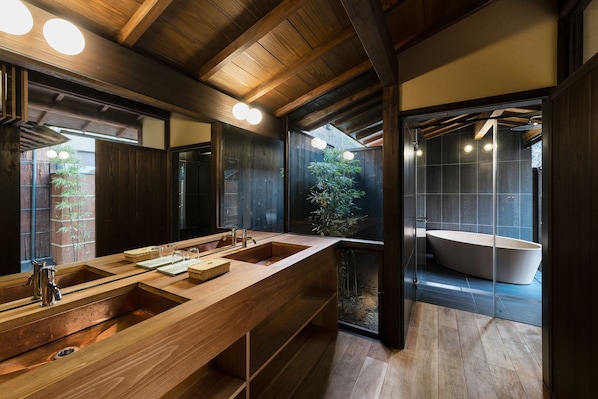 Luksushuone, 1 suuri parisänky (with Semi-Outdoor Bath) | Kylpyhuone | Erillinen kylpyamme ja suihku, syvä kylpyamme, sadesuihkupää