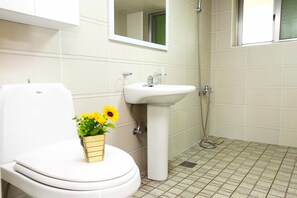 Family Room, 3 Bedrooms | Bathroom | Shower, free toiletries, hair dryer - Gyeryounggil Byeukdolga (Jeju City)