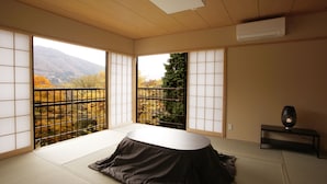 A tatami mat room with a view of autumn foliage and mountains. - Hakone Fura (Hakone)