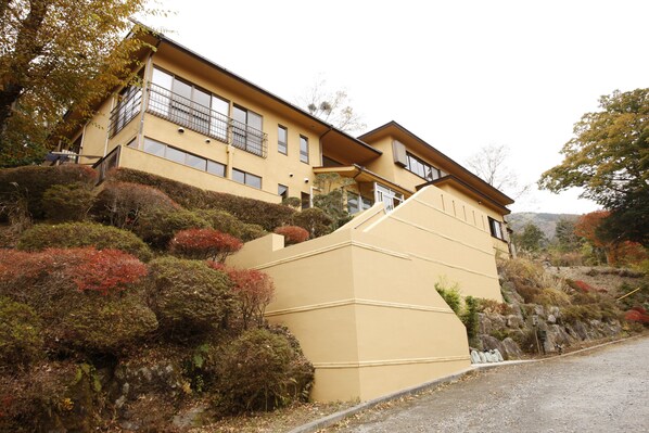 A two-story building with a yellow facade, large windows, and a balcony. - Hakone Fura (Hakone)