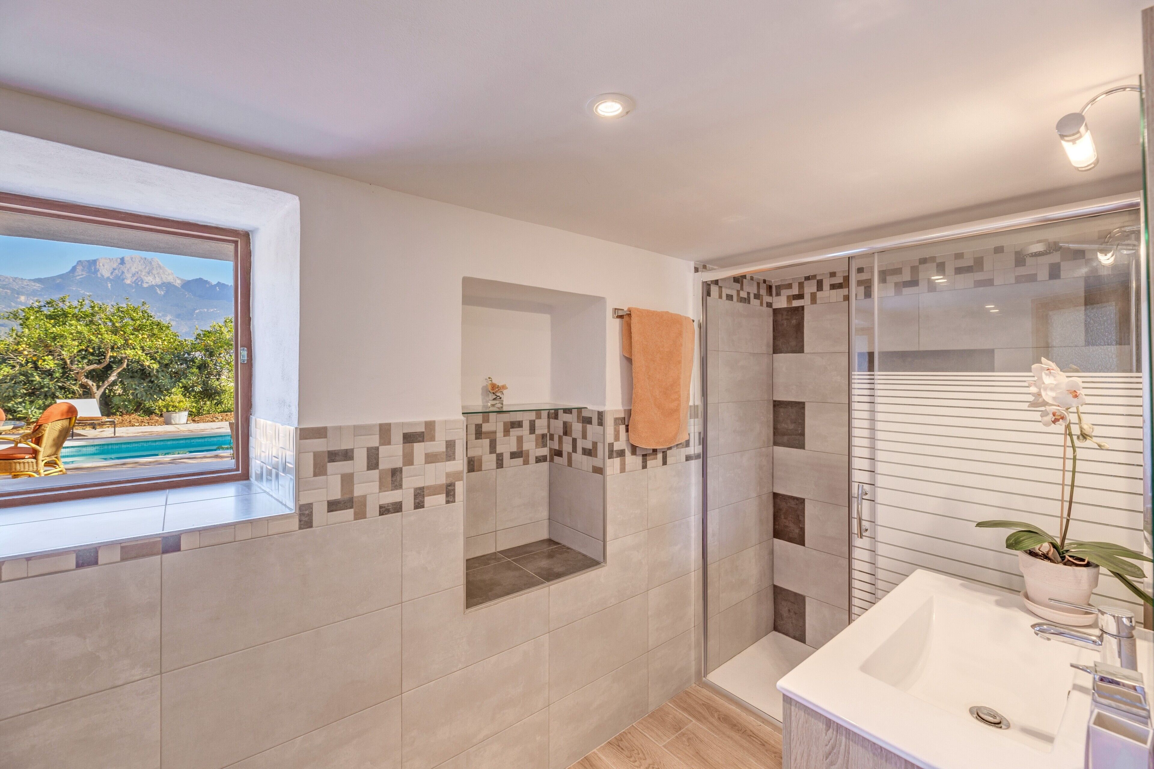 Douche, articles de toilette gratuits, sèche-cheveux