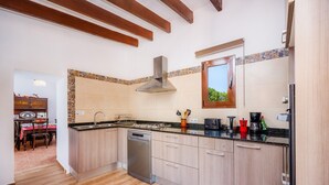 Uma cozinha moderna com armários de madeira, lava-louças e fogão.