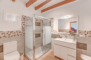 Shower, free toiletries, hair dryer, towels