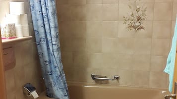 Badkar, hÄrtork och handdukar