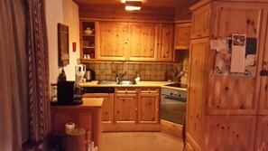 Fridge, microwave, oven, stovetop - Vacation flat in idyllic location — Casa Ogna (Klosters)