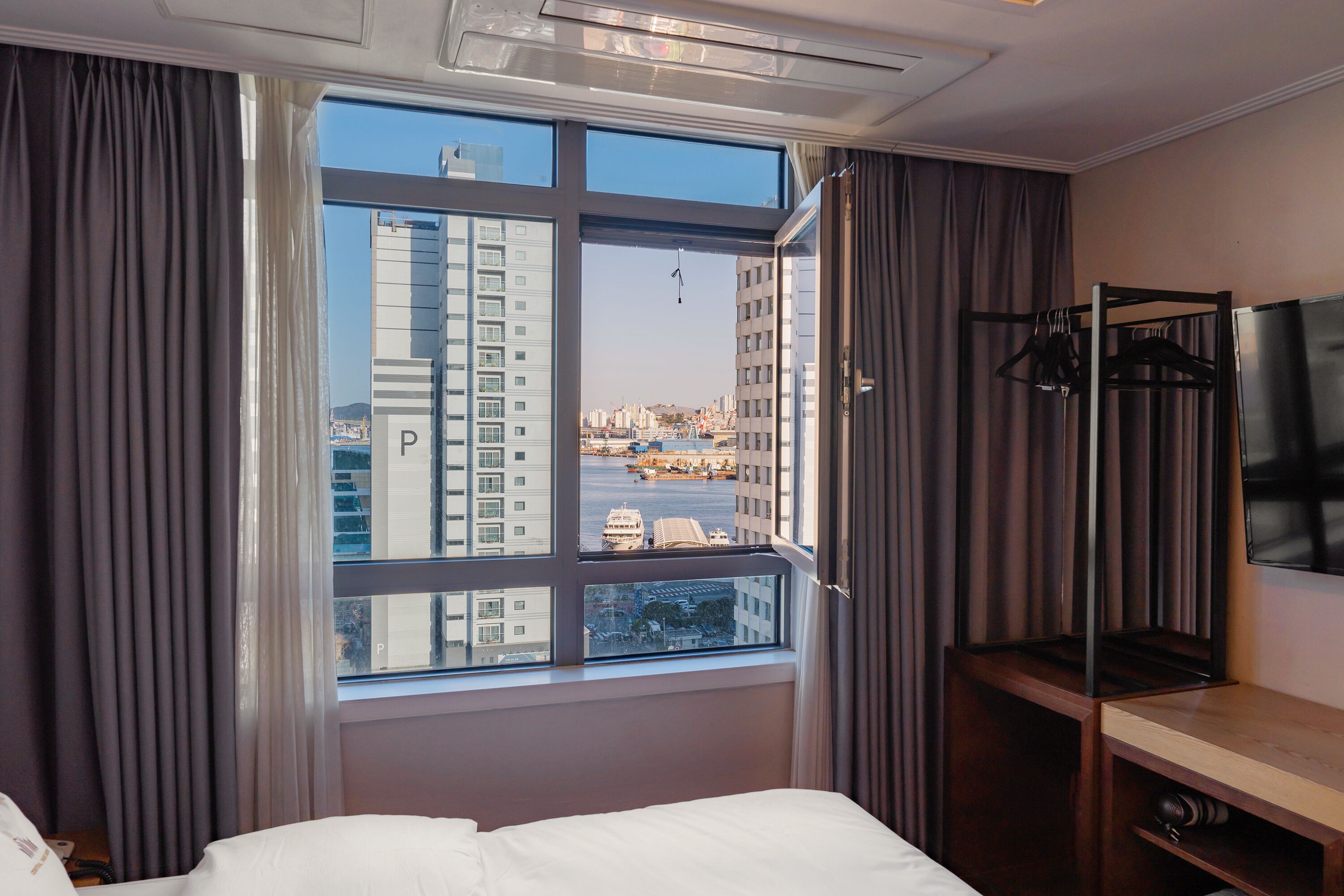 Standard Double Room, Harbour View | Minibar, blackout curtains, soundproofing, free WiFi