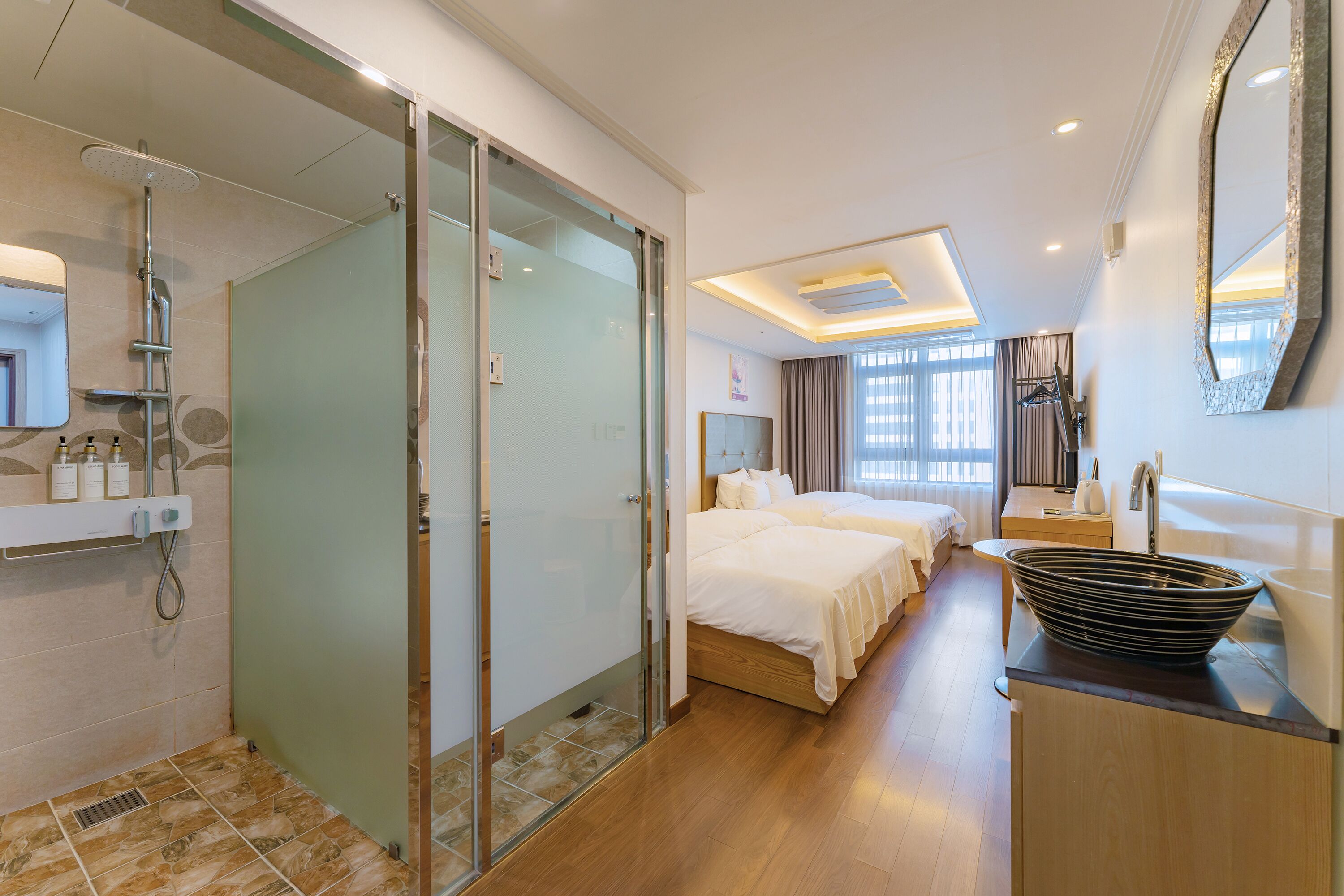 deluxe quadruple room | 1 bedroom, minibar, blackout curtains, soundproofing