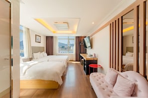 Deluxe Family Twin (City View) | 1 soveværelse, minibar, mørklægningsgardiner, lydisolering