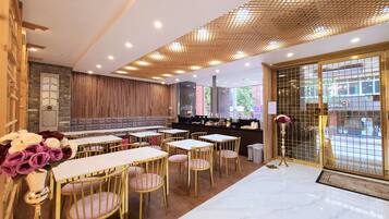 Daily buffet breakfast (KRW 8000 per person)