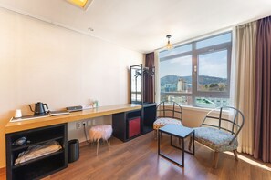 Minibar, cortinas blackout, sistema de insonorización y wifi gratis 