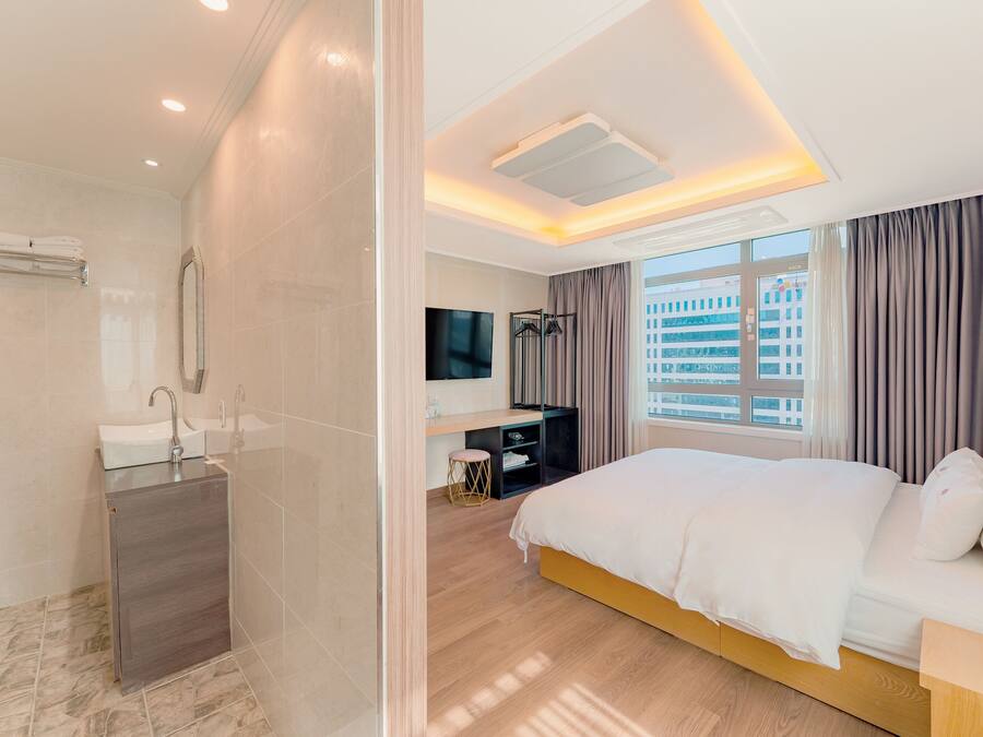 Standaard tweepersoonskamer | Een minibar, verduisterende gordijnen, geluiddichte muren, gratis wifi