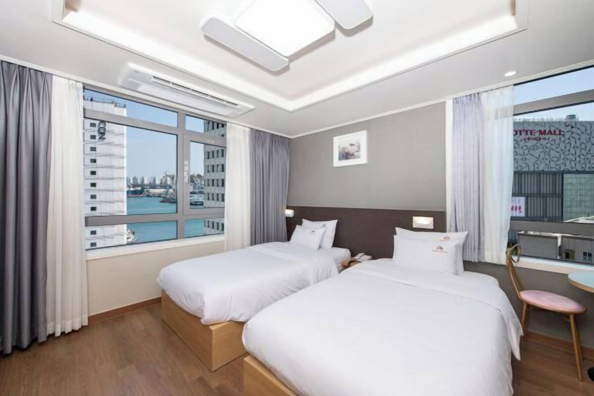 Minibar, blackout drapes, soundproofing, WiFi (free)