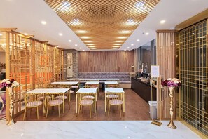 Café da manhã com buffet todos os dias mediante uma taxa