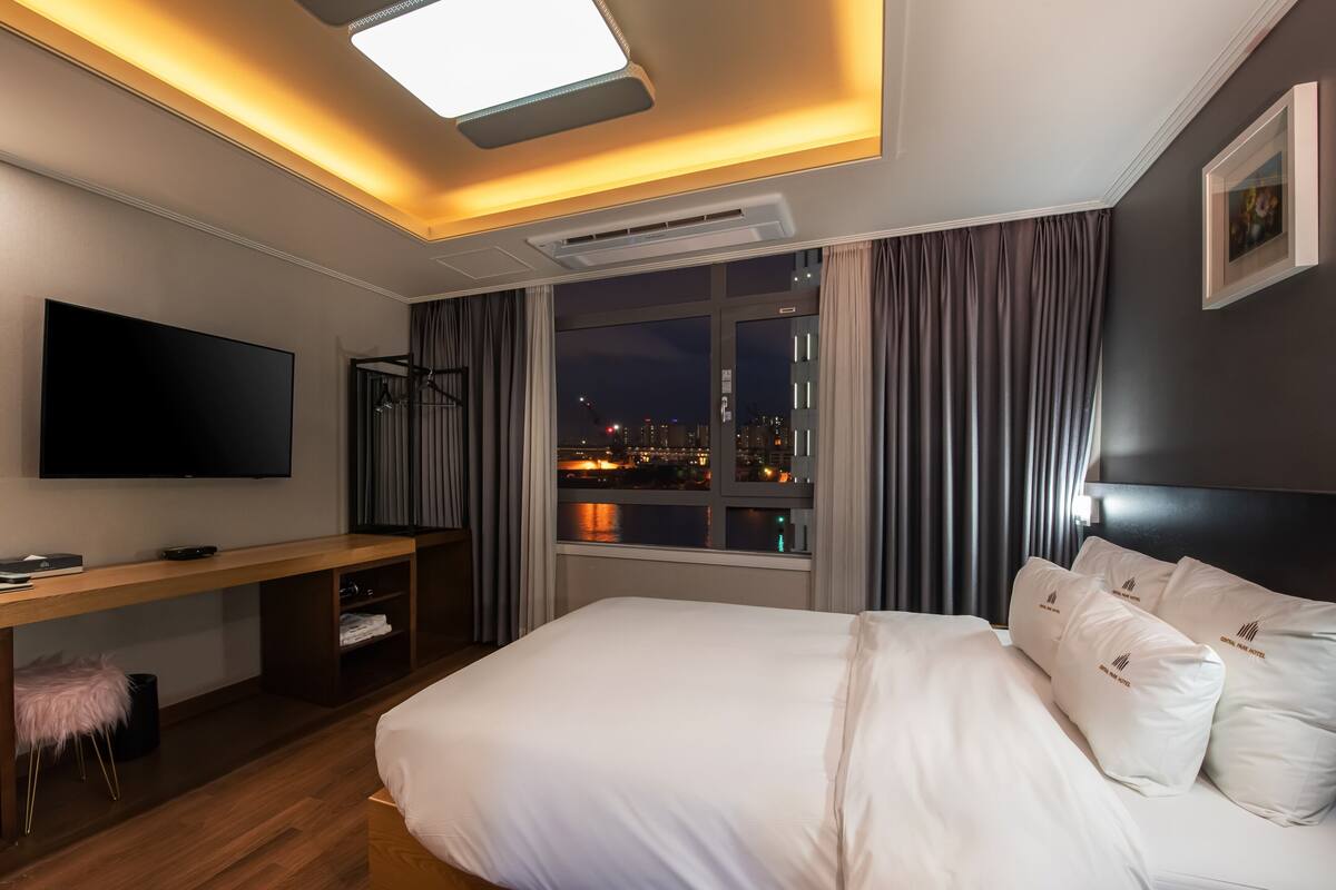 Minibar, blackout drapes, soundproofing, WiFi (free)