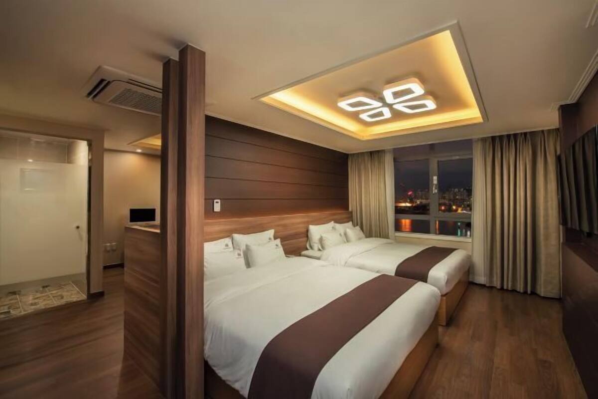 Minibar, blackout drapes, soundproofing, WiFi (free)