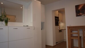 Apartamento Business (incl. 50€ cleaning fee) | Zona de estar | Una televisión de pantalla plana