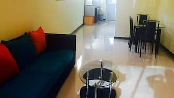 2-Bedroom Apartment | Area keluarga | TV layar datar