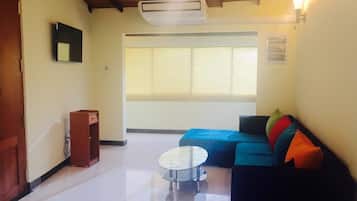 2-Bedroom Apartment | 客廳 | 平面電視