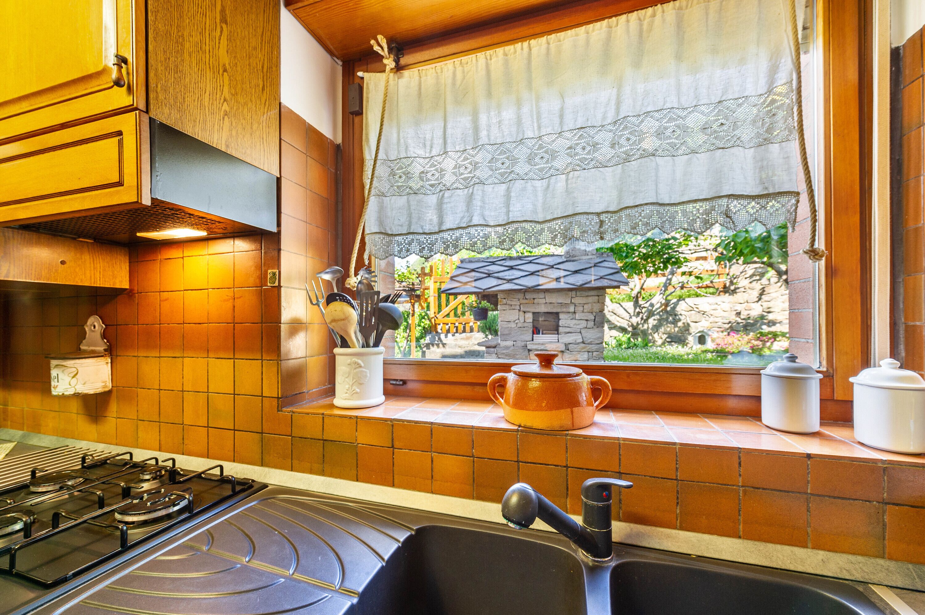 Réfrigérateur, four, plaque de cuisson, bouilloire électrique