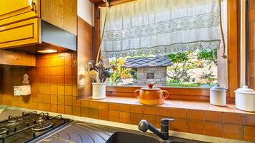 Kühlschrank, Ofen, Herdplatte, Wasserkocher