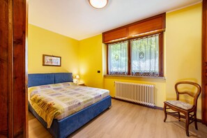 1 habitación, tabla de planchar con plancha, wifi gratis y ropa de cama