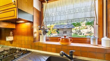 Refrigerador, horno, parrilla de estufa y tetera eléctrica