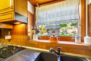 Frigorifero, forno, piano cottura, bollitore elettrico