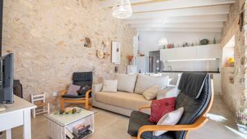 Een televisie, een open haard en een stereo