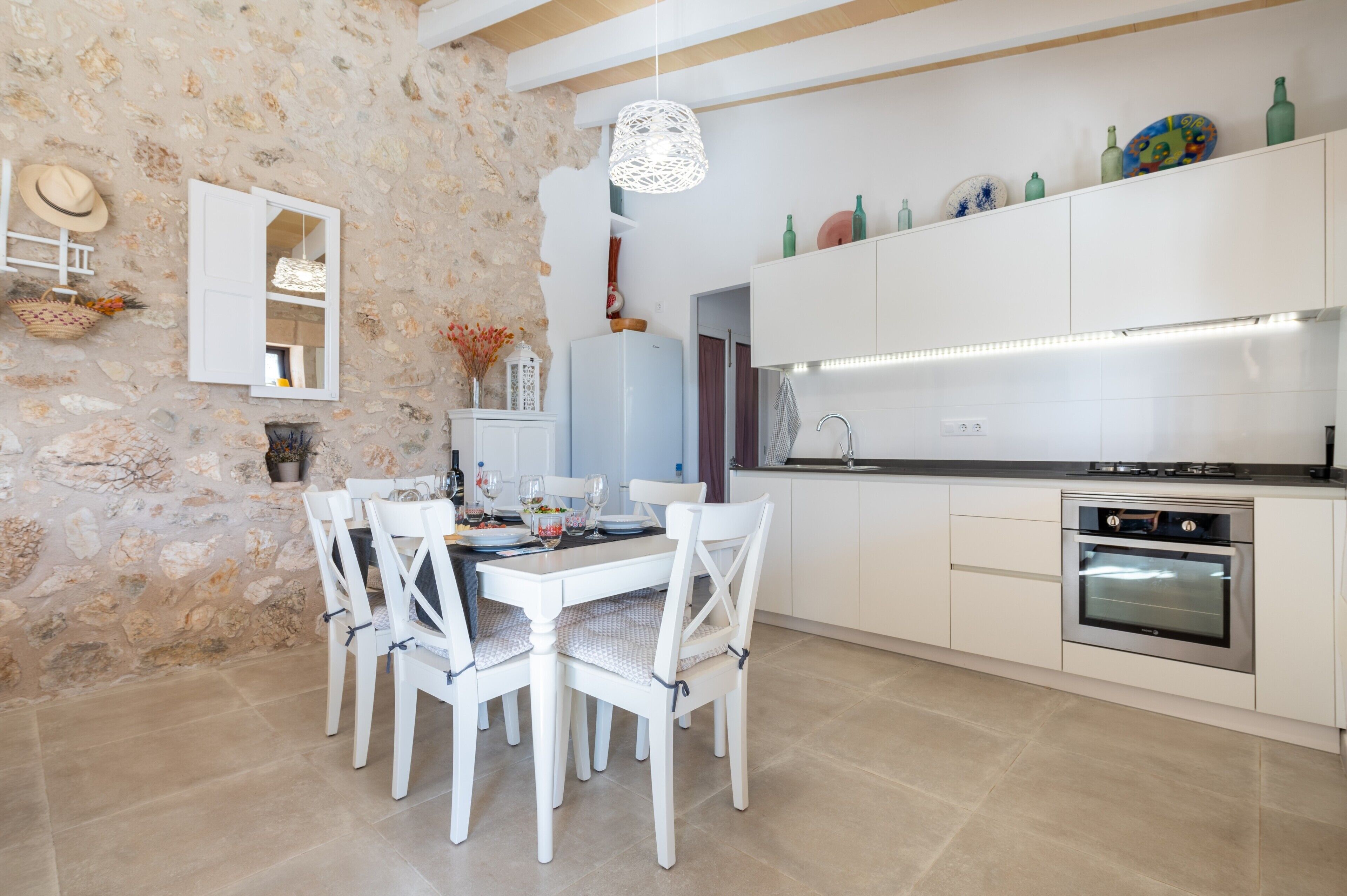 Een koelkast, een oven, een kookplaat, een vaatwasser