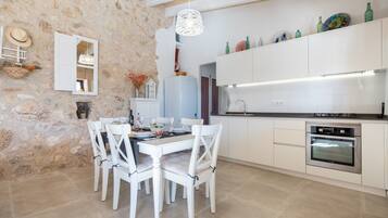 Een koelkast, een oven, een kookplaat, een vaatwasser