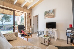 TV, fireplace, stereo