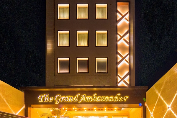 Fachada da propriedade à noite