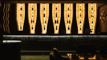 20 bars/lounges