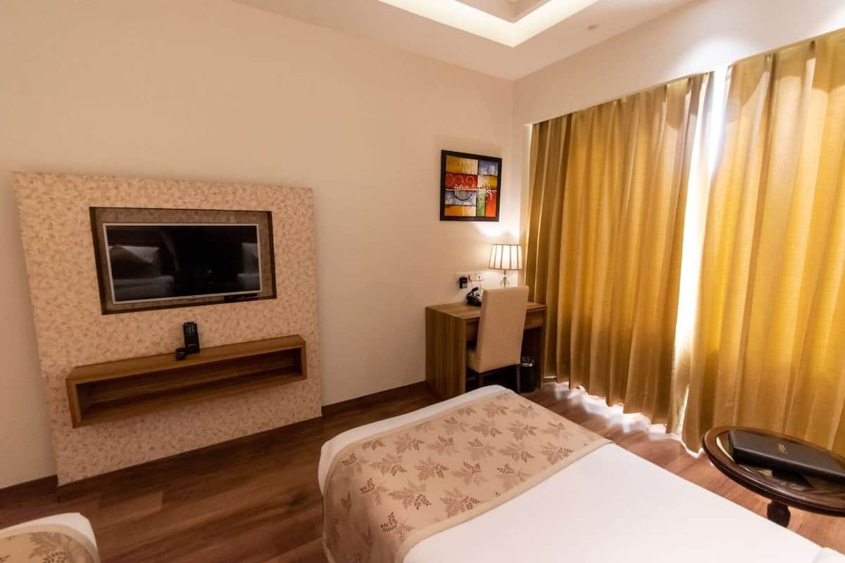 Luxury Twin Room | Egyptian cotton sheets, premium bedding, in-room safe, desk