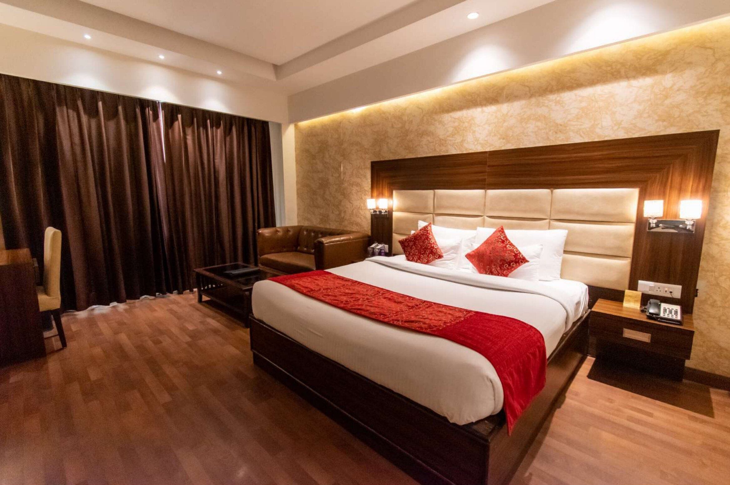 Executive Double Room, 1 King Bed, Non Smoking | Egyptian cotton sheets, premium bedding, in-room safe, desk