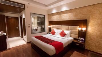 Executive Double Room, 1 King Bed, Non Smoking | Egyptian cotton sheets, premium bedding, in-room safe, desk