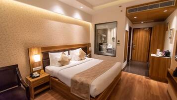 Deluxe Room, 1 Double Bed, Accessible | Egyptian cotton sheets, premium bedding, in-room safe, desk