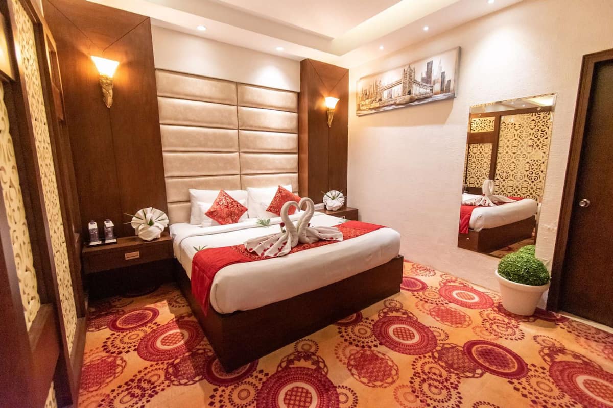 Luxury Suite, 1 King Bed, City View | Egyptian cotton sheets, premium bedding, in-room safe, desk