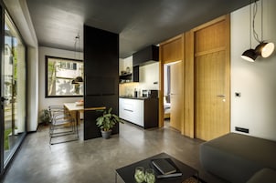 Refrigerador, microondas, placa de cocina, tetera/pava eléctrica
