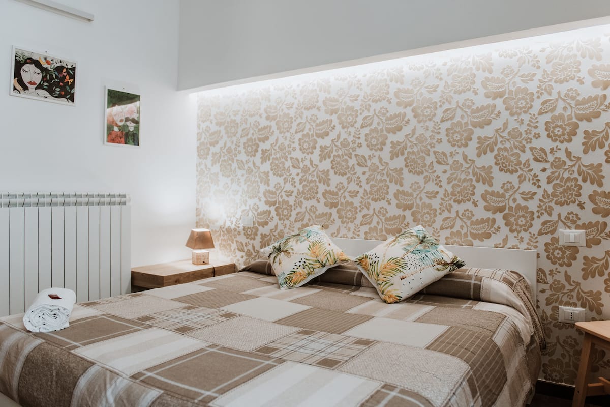 Comfort driepersoonskamer, 1 queensize bed, balkon | Een minibar, een bureau, geluiddichte muren, babybedden