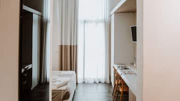 Minibar, escritorio, sistema de insonorización y cunas