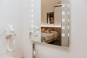 Deluxe Double or Twin Room, Ensuite | Bathroom | Shower, rainfall showerhead, free toiletries, hair dryer - Terrae Hydrunti (Lecce)