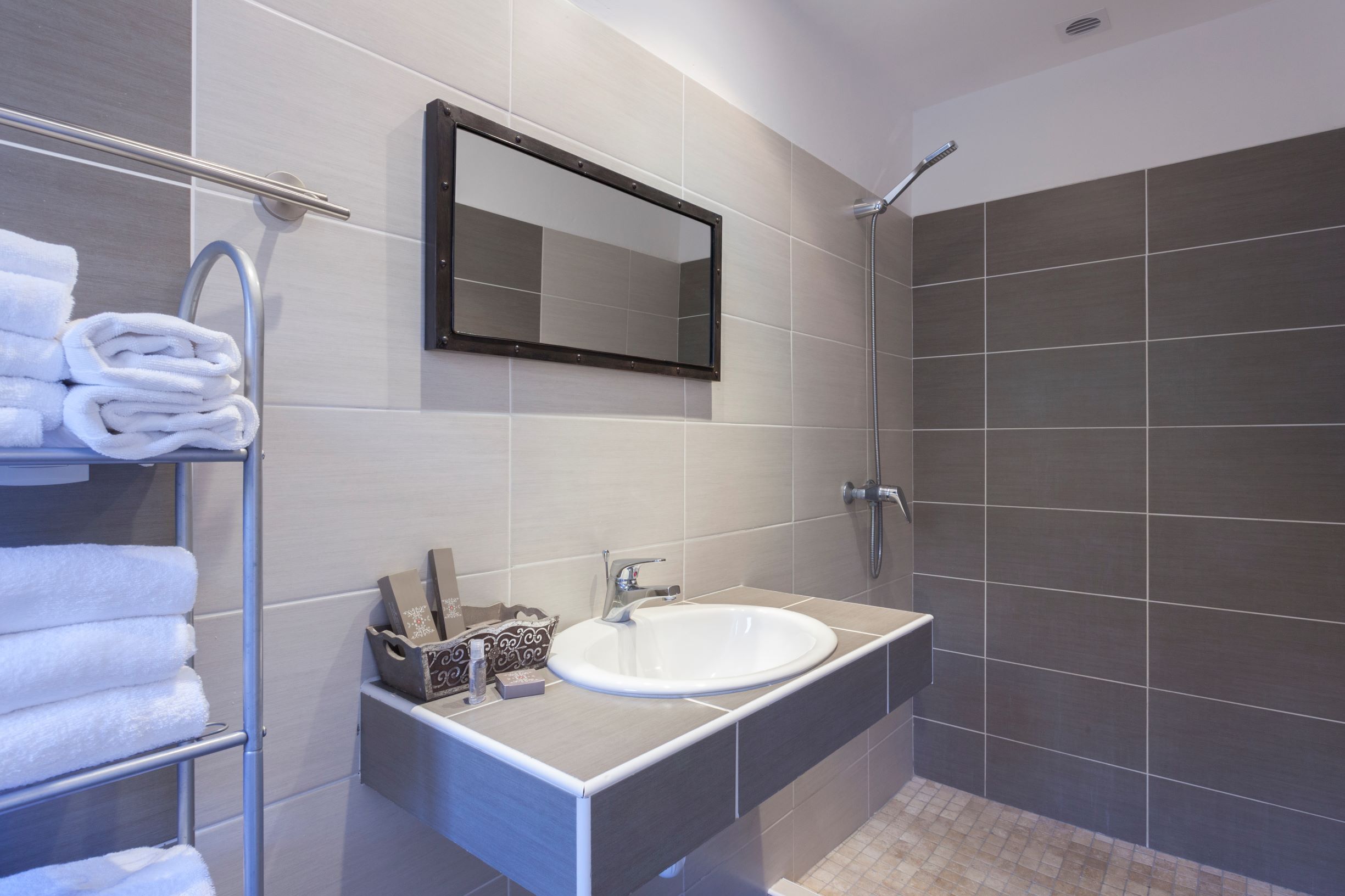 Apartment, 1 Bedroom | Bilik Mandi | Pancuran mandi, kelengkapan dandanan diri percuma, pengering rambut 