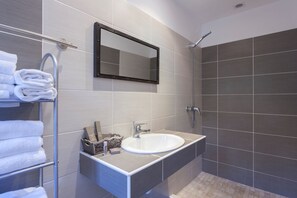 Apartment, 1 Bedroom | Bilik Mandi | Pancuran mandi, kelengkapan dandanan diri percuma, pengering rambut 