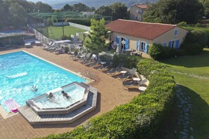 Seasonal outdoor pool, open 8 AM to 8 PM, pool umbrellas, sun loungers - Résidence Dolce Vita (Propriano)