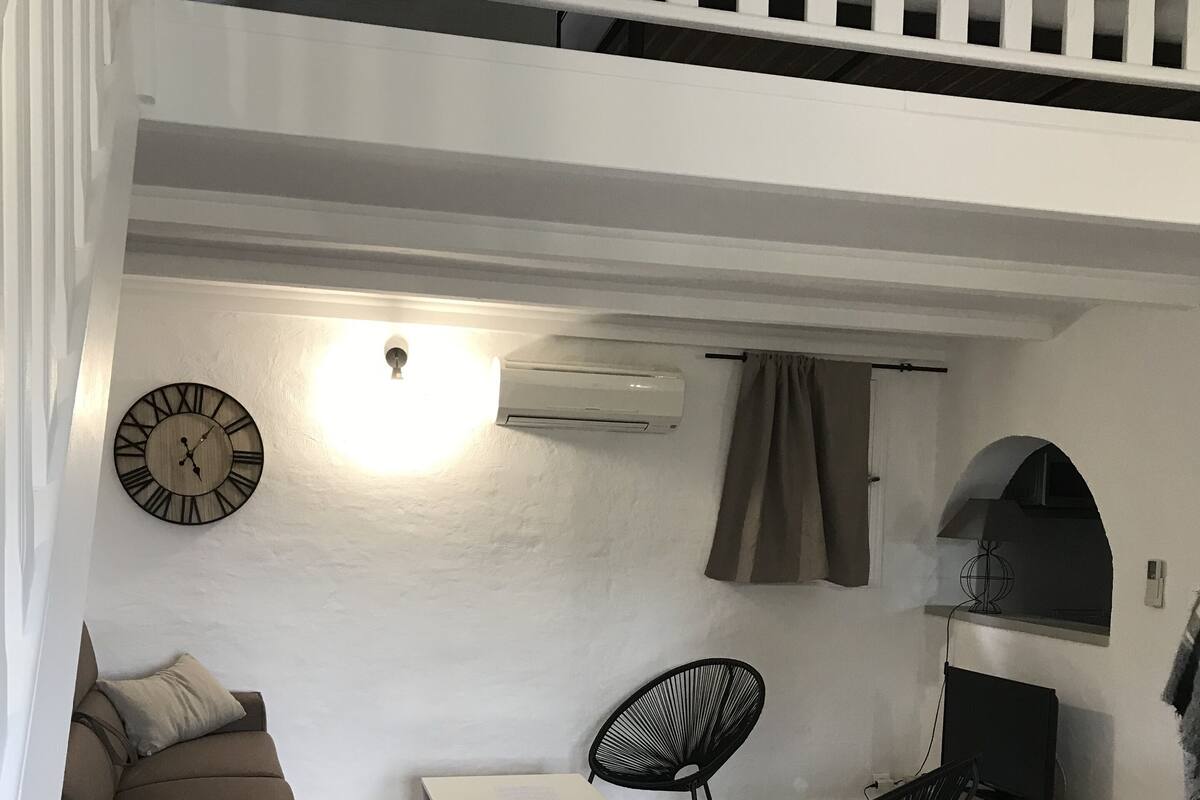 Superior-Apartment | Wohnbereich | Flachbildfernseher