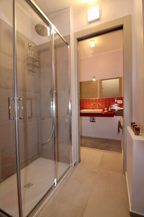 Shower, hair dryer, towels - Villa "Amazing Assisi" with Private Pool, Private Terrace & Wi-Fi (Assisi)