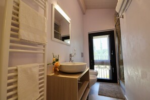 Shower, hair dryer, towels - Villa "Amazing Assisi" with Private Pool, Private Terrace & Wi-Fi (Assisi)